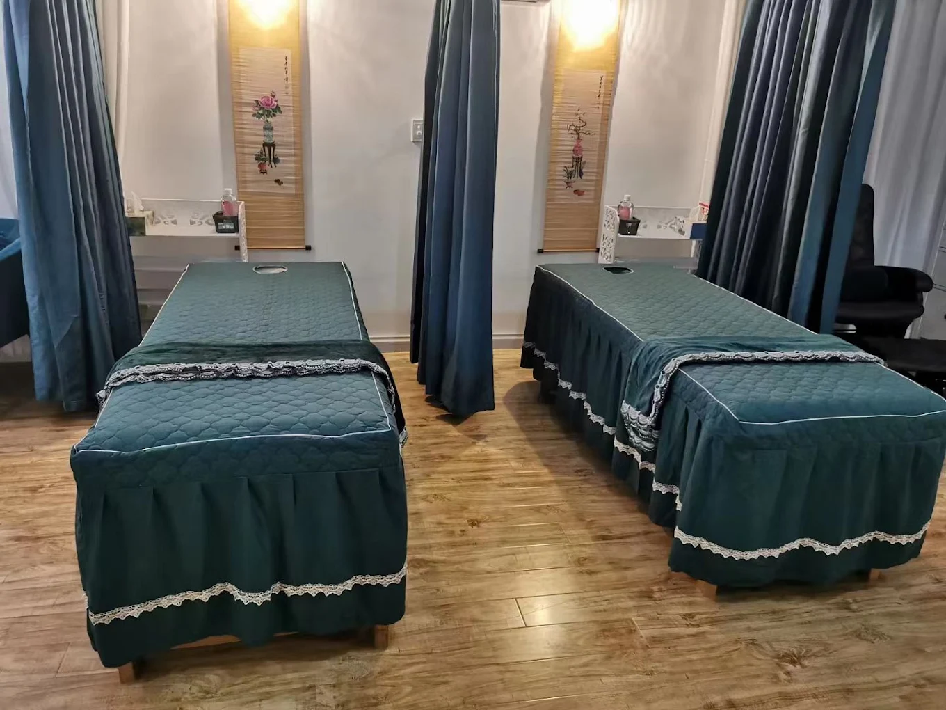 Dual treatment room for couples massage